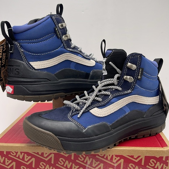 Vans WMNS Ultrarange Exo Hi
Navy/Black
VN0005VANGV
Sneakers - Picture 8 of 16